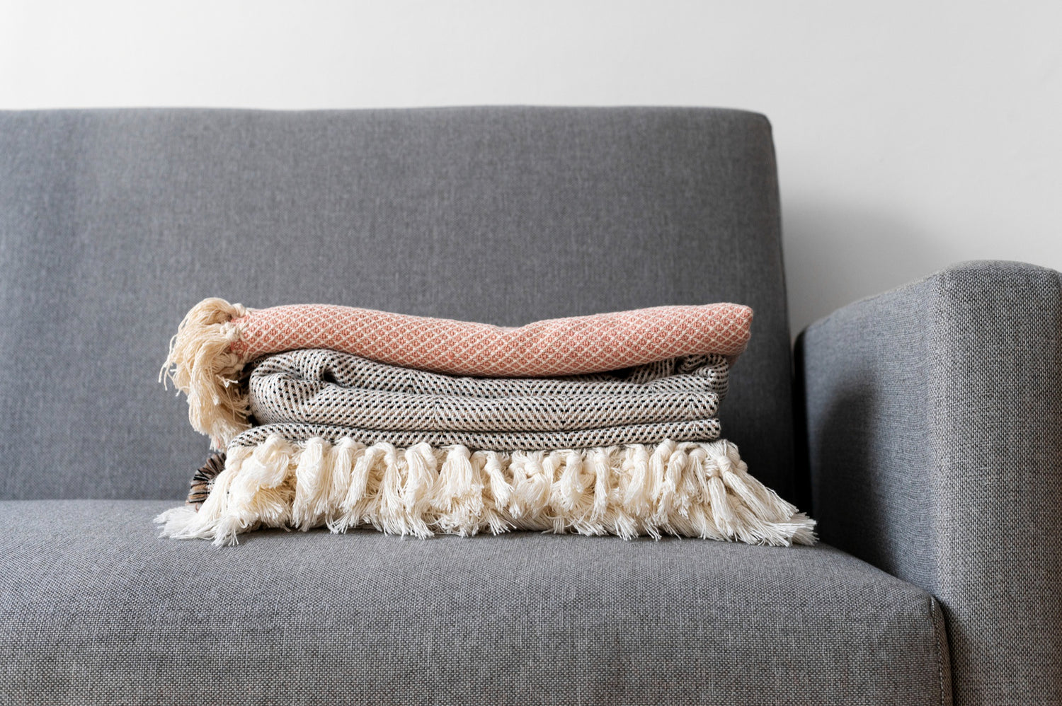 Get Cozy With Sofa Throws Online And Put Yourself Into A Couch Of Plush Retreat