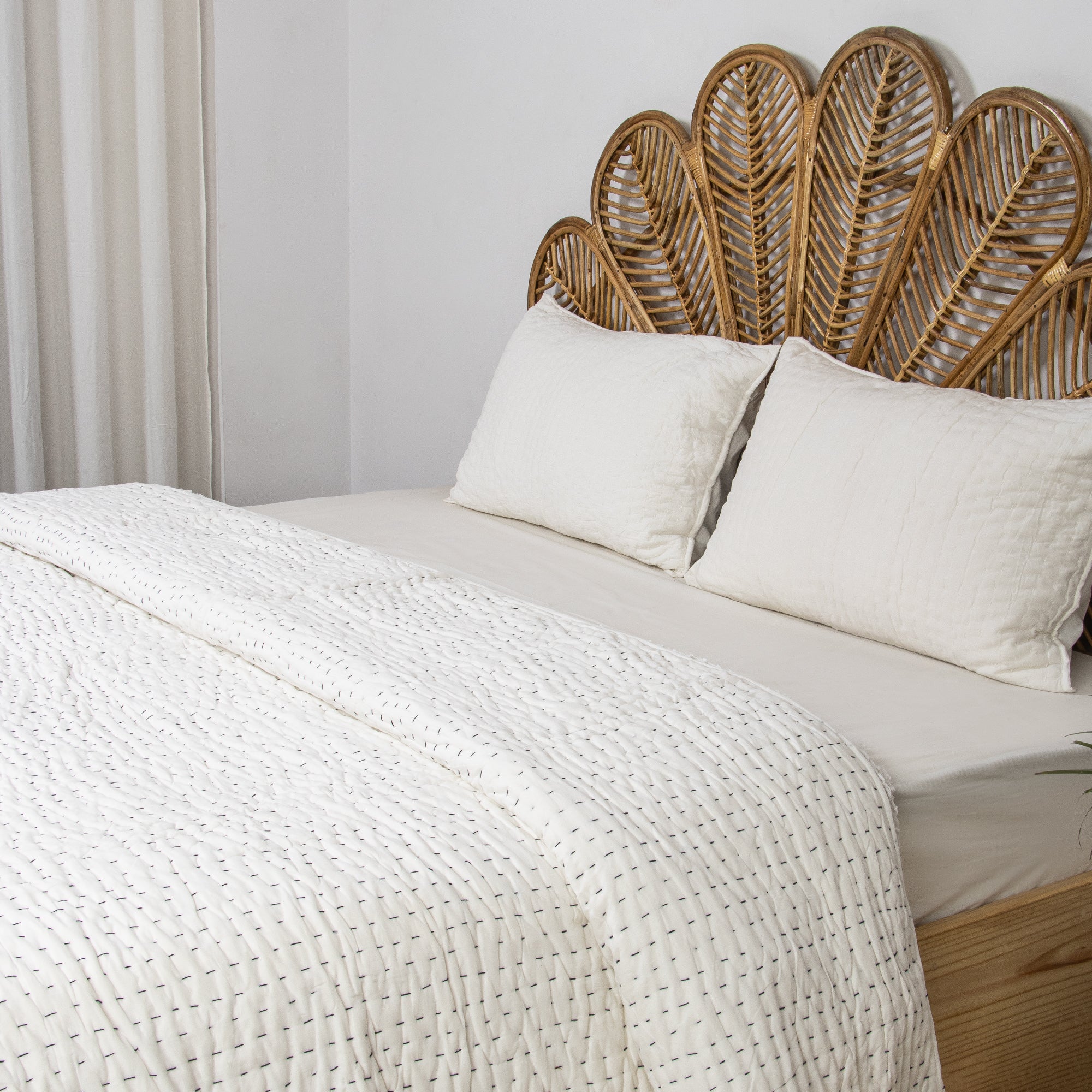 Stunnign White Pure Cotton Kantha Quilt Blanket