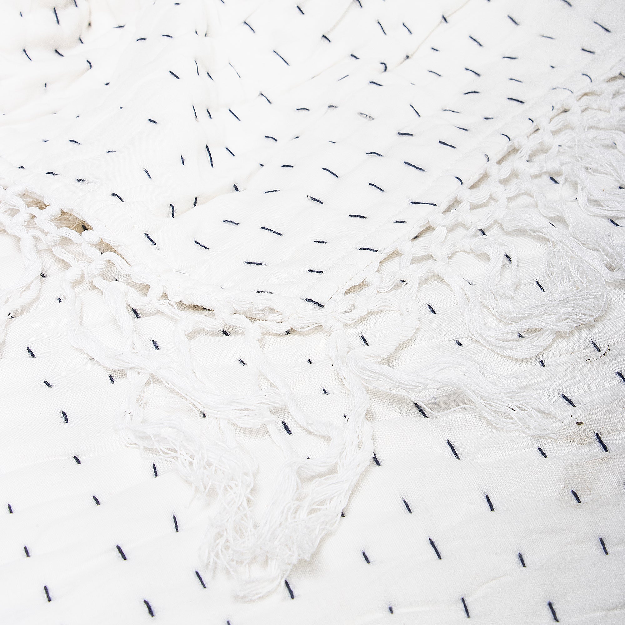 Stunnign White Pure Cotton Kantha Quilt Blanket