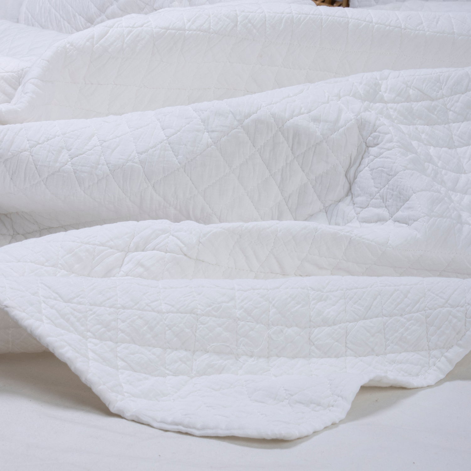 Premium White Cotton Machine Quitls with Pillow Cover