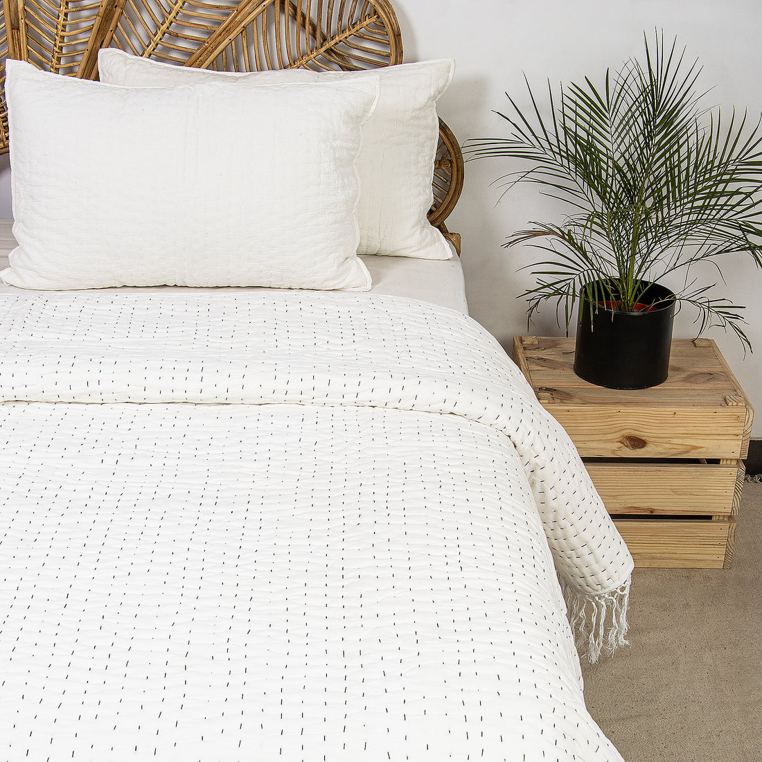 Stunnign White Pure Cotton Kantha Quilt Blanket